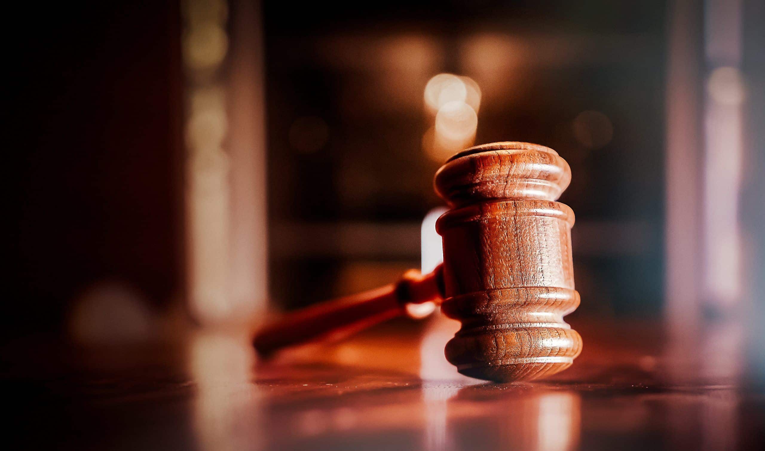 Martillo en el escritorio - Símbolos de la ley legal