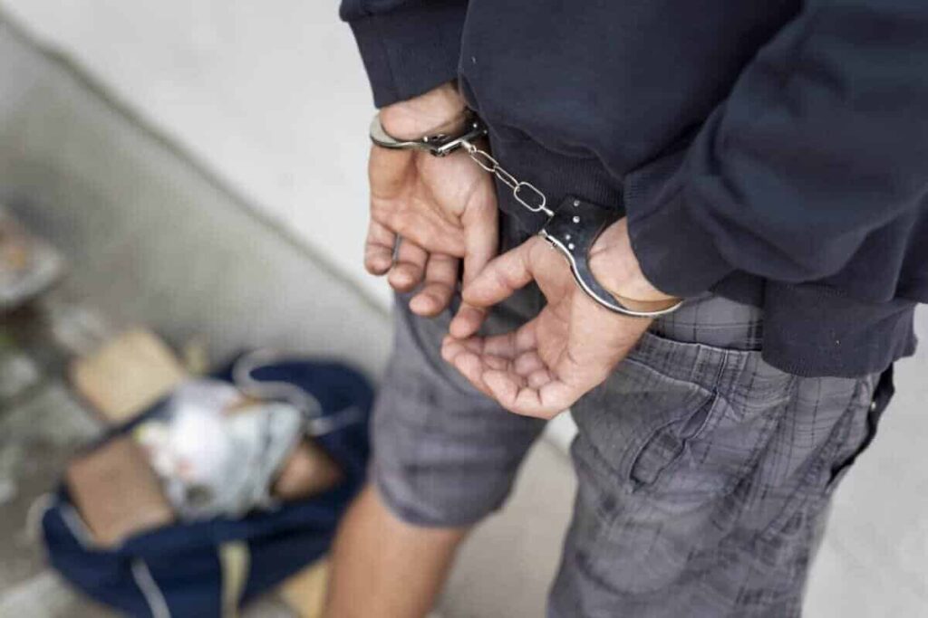 posesión constructiva de drogas, Entendiendo la Posesión Real vs. Constructiva de Drogas en Florida