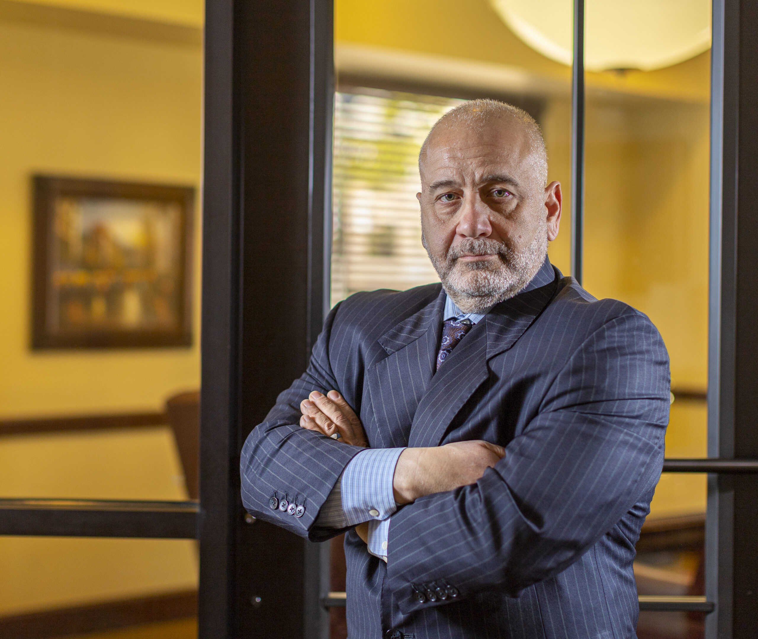 el abogado de narcotrafico de tampa mike g law en la puerta de su bufete