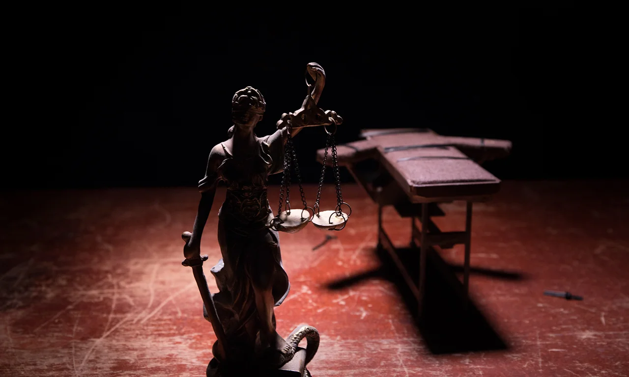 mesa de inyeccion letal de la dama de la justicia simbolizando la pena de muerte en florida violadores de ni&ntilde;os